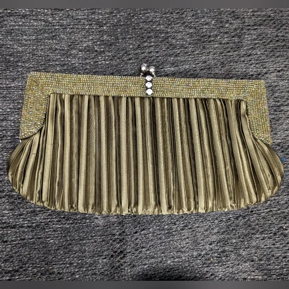 Elegant Green Pleated Clutch - Picture 1 of 5